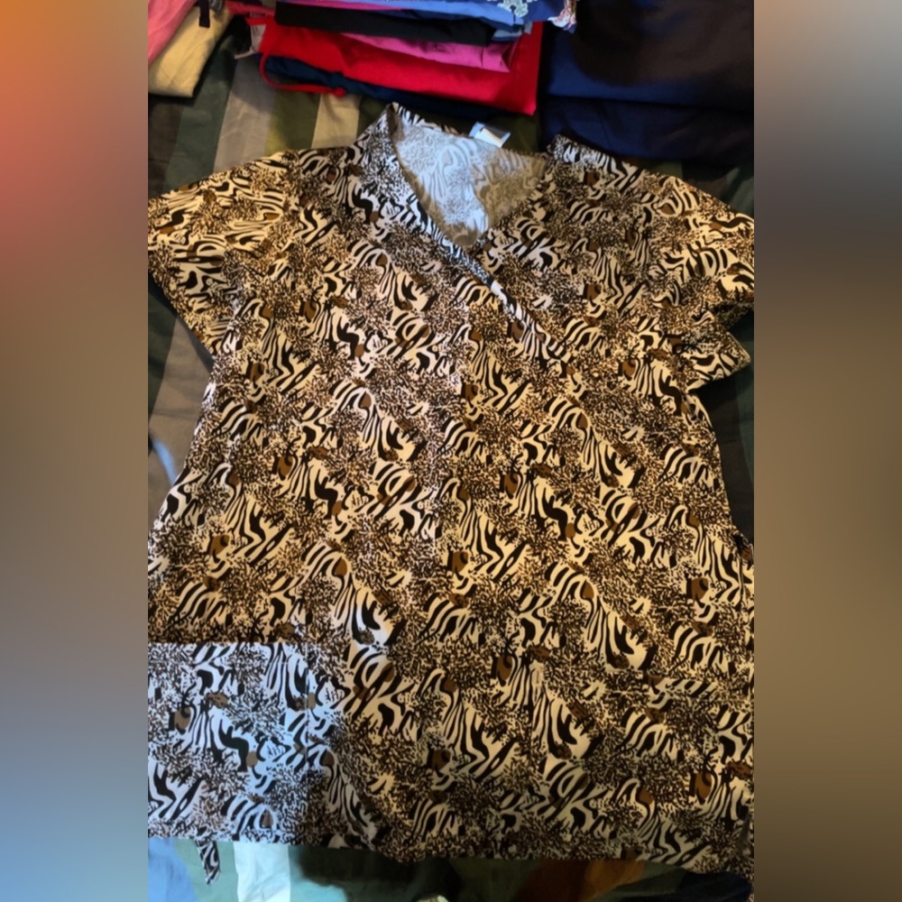 Scrub top bundle - Picture 2 of 10